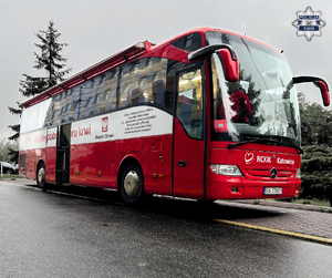 Zdjęcie przedstawia autobus