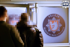 Zdjęcie przedstawia policjanta z osobą zatrzymaną.