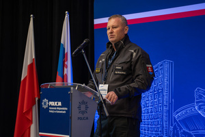 zdjęcie policjanta podczas przemowy