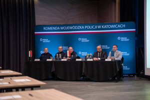 zdjęcie policjantów siedzących przy stole