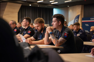 zdjęcie policjantów przy stole