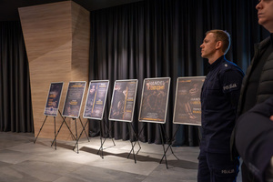 zdjęcie wystawy oraz policjanta