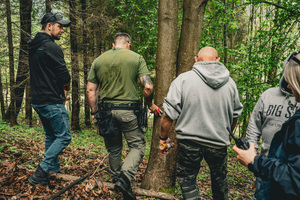zdjęcie policjantów podczas szkolenia w lesie