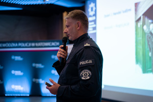 zdjęcie policjanta podczas przemowy