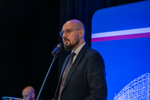 zdjęcie policjanta podczas przemowy