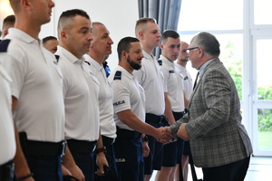 zdjęcie policjantów podczas składania gratulacji