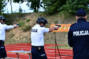 zdjęcie policjantów podczas strzelania