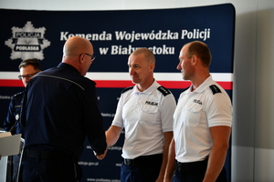 zdjęcie policjantów podczas składania gratulacji