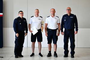 zdjęcie policjantów podczas składania gratulacji