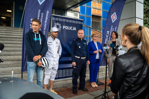 Zdjęcie policjantów, zaproszonych gości oraz dziennikarzy przed budynkiem komendy podczas briefingu