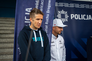 Zdjęcie policjantów, zaproszonych gości oraz dziennikarzy przed budynkiem komendy podczas briefingu