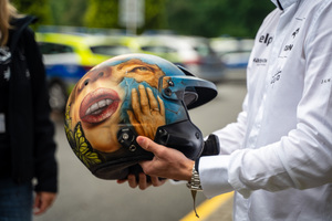 kask trzymany w ręce