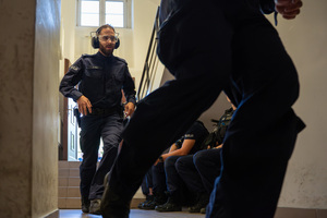Policjanci biegną podczas konkurencji na turnieju