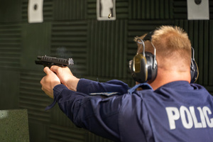 Policjant na strzelnicy podczas konkurencji na turnieju