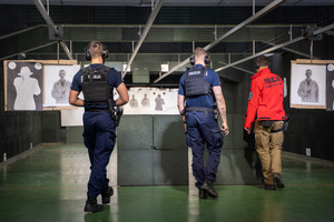 Policjanci na strzelnicy podczas konkurencji na turnieju
