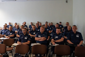 Policjanci siedzą w sali