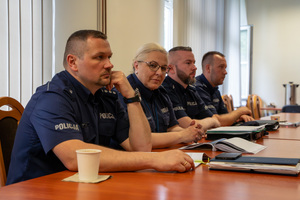 Policjanci siedzą przy stole
