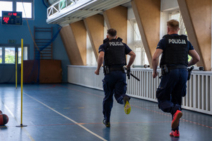 Policjanci na sali gimnastycznej podczas konkurencji na turnieju