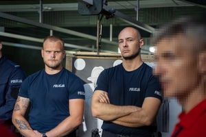 Policjanci na strzelnicy podczas konkurencji na turnieju