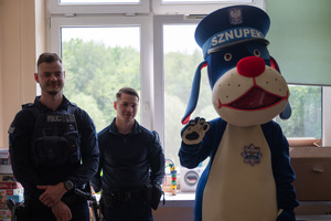 policjanci wraz z policyjną maskotką podczas odwiedzin podopiecznych szpitala