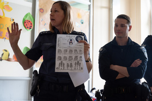 policjanci podczas wizyty w szpitalu