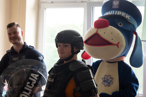 policjanci wraz ze sznupkiem podczas wizyty w szpitalu