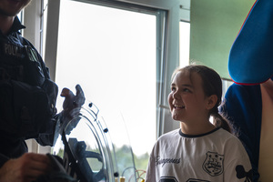 dziewczynka uśmiechająca się do policjantów