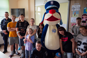 zdjęcie grupowe z policyjną maskotką