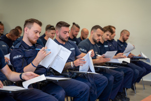 Policjanci siedzą podczas konkurencji
