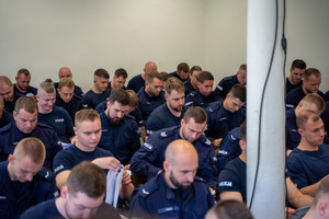 Policjanci siedzą podczas konkurencji