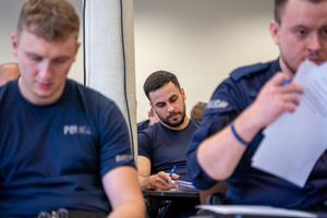 Policjanci siedzą podczas konkurencji