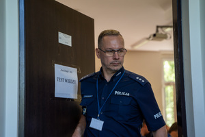 policjant wchodzi do sali