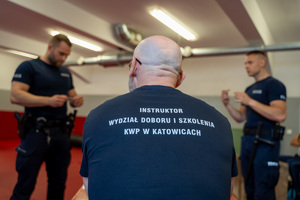 instruktor w tle policjanci