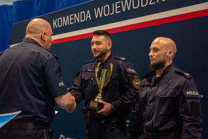 Policjanci podczas składania gratulacji