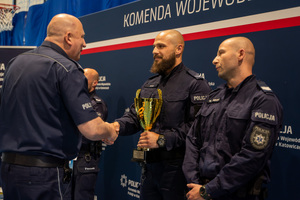 Policjanci podczas składania gratulacji