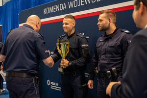 Policjanci podczas składania gratulacji