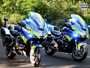 Na zdjęciu widoczne są dwa oznakowane motocykle.