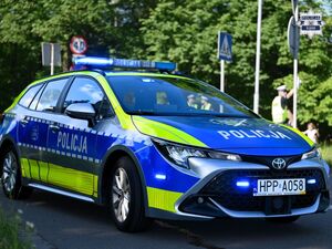 Na zdjęciu widoczny jest w przybliżeniu oznakowany radiowóz.