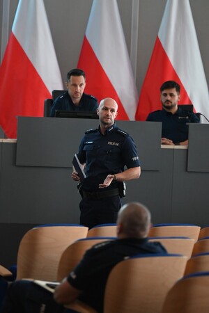 Na zdjęciu widocznych jest trzech policjantów prowadzących szkolenie