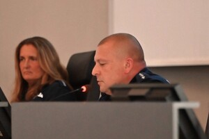 Zdjęcie przedstawia prowadzącego szkolenie policjanta z bliskiego kadru