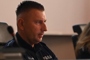 Na zdjęciu widoczna jest w przybliżeniu twarz policjanta