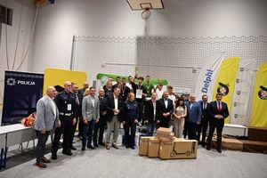 Zdjęcie przedstawia zebranych uczestników turnieju, którzy pozują do zdjęcia.