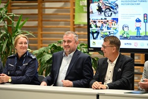Na zdjęciu widoczni są organizatorzy oraz policjantka.