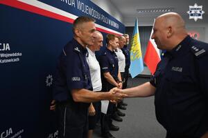 Na zdjęciu widoczny jest Zastępca Komendanta Wojewódzkiego Policji w Katowicach podczas składania gratulacji