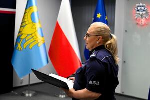Na zdjęciu znajduje się umundurowana funkcjonariuszka Policji