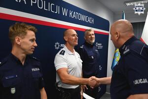 Na zdjęciu widoczny jest Zastępca Komendanta Wojewódzkiego Policji w Katowicach podczas składania gratulacji trzem funkcjonariuszom