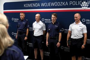 Zdjęcie przedstawia czterech policjantów podczas inauguracji zawodów