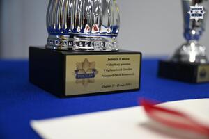 Na zdjęciu widoczny jest puchar dla laureatów zawodów rowerowych