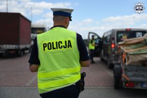 Na zdjęciu widoczny jest odwrócony plecami policjant