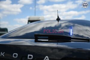 Na zdjęciu widoczny jest napis świetlny - Policja w nieoznakowanym radiowozie